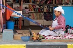 Nella cittadina Newari di Pharping, a circa 19 chilometri da Kathmandu, si scoprono ancora antiche tradizioni artigianali come la lavorazione con telaio manuale dei tessuti,Nepal 2018