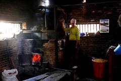 All'interno di una fabbrica si produce, in modo completamente artigianale e seguendo le tecniche tradizionali tramandate dalla notte dei tempi, l'estratto di olio di senape: si inizia tostando i semi di senape raccolti e lasciati ad asciugare al sole. Villaggio di Khokana, Nepal 2018.