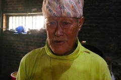 Il proprietario della fabbrica che produce l'olio di senape: è un uomo Newari di 55 anni che lavora, insieme ai suoi operai, 7 giorni su 7 per almeno 10 ore al giorno. Il suo nome è Shrestha ed appartiene alla casta dei Vaisya (artigiani, commercianti e agricoltori), villaggio di Khokanà, Nepal 2018.