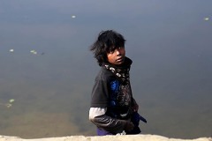 Un bambino di strada lungo le sponde del lago Phewa Tal di Pokhara: non ha memoria neppure del suo nome. Lui, come migliaia di bambini nepalesi fuggiti od abbandonati dalle famiglie d'origine più povere, conducono una vita di stenti e privazioni indicibili, avendo ipotecato il loro futuro. Nepal 2018
