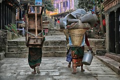 Donne Newari trasportano sulla schiena pesanti fardelli tra le strade di Bandipur, una delle città più incantevoli del Nepal. Nepal 2018