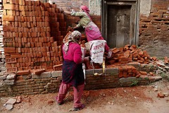 Nel Villaggio di Kirtipur due donne nepalesi lavorano come manovali alla ricostruzione delle abitazioni distrutte dal terribile terremoto del 2015: per loro trasportare sulla schiena mediante il "doko" (la grande cesta) pesi di gran lunga superiori a quelli del proprio corpo è, purtroppo, la consuetudine, Nepal 2018.
