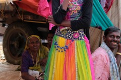 Girija, una bambina Hindu di 15 anni indossa un bellissimo abito nell'immenso accampamento sorto ai piedi della collina Yallammagudda che ospita oltre centomila pellegrini, giunti sin qui per partecipare al Renuka Yallamma Jatra (i festeggiamenti in onore della Dea Yallamma). Il suo papà sorride orgoglioso mentre la ritraggo con la mia macchina fotografica. Dintorni del villaggio di Saundatti, regione del Karnataka, India 2015.