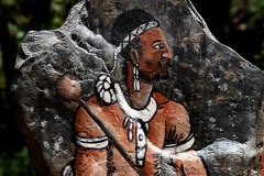 Ritratto dipinto su una stele di roccia del Re Moshoeshoe I, uno dei sovrani più illustri del Popolo Basotho della regione del Lesotho; dall'esempio di questo re illuminato le genti Basotho credono che se vi è la pace, vi sarà pioggia ed abbondanza di raccolti, da questa convinzione nasce il detto "Khotsu Pula Nala", cioè Pace, Pioggia e Abbondanza; Regione del Lesotho, Sud Africa 2012