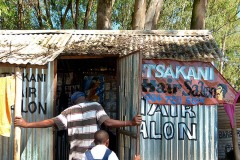 Una baracca in lamiera è adibita a salone di parrucchiere, Villaggio Mokhotlong, Sud Africa 2012