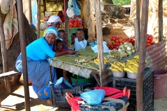 Nel mercato di Mokhotlong giovani donne con i propri bimbi gestiscono un banco di frutta e verdura, Sud Africa 2012