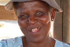 Donna Basotho sorride al mio obiettivo. Le genti Basotho credono che se vi è la pace, vi sarà pioggia ed abbondanza di raccolti, da questa convinzione è nato il detto "Khotsu Pula Nala", cioè Pace, Pioggia e Abbondanza. Villaggio Mokhotlong, Sud africa 2012