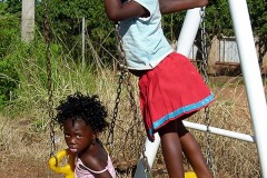 Bimbe Basotho giocano nel giardino della scuola sull'altalena, villaggio di Mokhotlong, Sud africa 2012