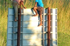 Bambini Basotho si arrampicano pericolosamente su un cartellone stradale, villaggio di Mokhotlong, Sud Africa 2012