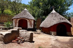 Villaggio tradizionale del Popolo Basotho con le tipiche capanne in fango e paglia decorate con disegni realizzati a mano