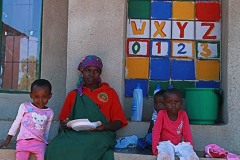 Bambini Basotho nella loro scuola insieme ad una assistente, Sud Africa 2012