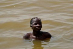 Ragazzo appartenente all'etnia Djerma Songhai fa il bagno nel fiume Niger, 2019