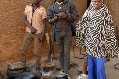 Ragazzi appartenenti all'etnia Djerma-Songhai friggono sul fuoco alcune frittelle, Villaggio di Dabaga, Niger 2020