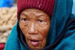 L'espressione meravigliata di questa anziana donna Gurung durante le contrattazioni nel mercato di Ghandruk, Nepal 2018.