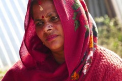 Una donna nepalese appartenente all'etnia Gurung assorta nei suoi pensieri nel villaggio di Gorkha. Anche lei porta il "Bind"i al centro tra gli occhi, il "Maang" nella partizione dei capelli (segno distintivo del suo stato di donna sposata) ed una goccia al centro della fronte di "kumkum" (la polvere di cucrcuma). Nepal 2018.
