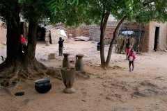 Bambini Haoussa mi osservano curiosi, villaggio Mouja, Niger 2019