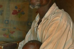 Amore di padre, Uomo Haoussa stringe tra le braccia il suo bambino, villaggio Mouja, NIger 2019