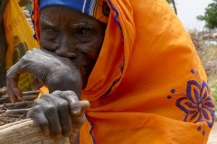 Sguardo affaticato, anziana donna Haoussa mostra,oltre al suo sguardo provato, le sue mani logorate dal duro lavoro nei campi, villaggio Mouja, NIger 2019