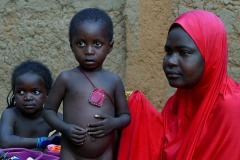 Bambino Haoussa indossa al collo il gri gri, talismano ritenuto di grande efficacia, villaggio Mouja, NIger 2019