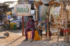 Bambini Haoussa all'ingresso del Villaggio di Dabaga, Niger 2020