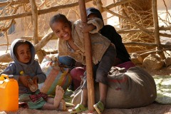 Bambino Haoussa sorride divertito davanti al mio obiettivo, Villaggio di Dabaga, Niger 2020