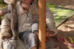 Sguardo euforico. Bambino Haoussa sorride divertito davanti al mio obiettivo, Villaggio di Dabaga, Niger 2020