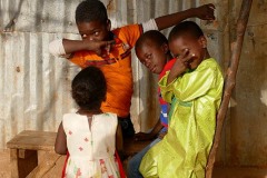 Bambini Haoussa salutano al mio passaggio, Niamey, Niger 2020