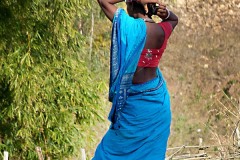 La sensualità sinuosa di questa ragazza Kodavas mentre sistema la crocchia dei capelli raccolti ed annodati sul capo, villaggio di Kakkabe, Distretto di Kodagu, regione del Karnataka, India 2015.
