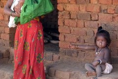 Una giovanissima mamma Kodavas con i suoi due bambini: il più piccolo è nato da poche settimane e si chiama Bhargav, mentre la femminuccia si chiama Aghanashini.Villaggio di Kakkabe, Distretto di Kodagu, Regione del Karnataka, India 2015.