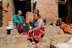 Donne appartenenti all'etnia Newari siedono sull'uscio delle loro case nella città di Bhaktapur (l'antica Bhadgaon o, nella lingua newari, Khwopa cioè la città dei Devoti): spicca sulla loro fronte il "Bindi" (che deriva dal sanscrito" Bindu", inteso come goccia o punto) posto tra le sopracciglia e che simboleggia il sesto chakra chiamato "ajna". Il suo compito sarebbe quello di controllare i vari livelli di concentrazione che devono essere raggiunti per mezzo della meditazione. I Bindi sono realizzati prevalentemente utilizzando la polvere rossa del Kumkum (ottenuta dalla curcuma addizionata con la calce spenta) mischiata alla vasellina ed applicati mediante un dito sulla fronte; simboleggiano l'avvenuto matrimonio di una donna, una recente visita del fedele al tempio, la benedizione ricevuta da un sacerdote o da un anziano. Il colore rosso esprime forza, coraggio, amore e passione, nonchè rappresenta il simbolo dell'appartenenza della sposa alla famiglia del marito a seguito della celebrazione del matrimonio. Nepal 2018