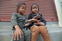 Due bambine nepalesi appartenenti all'etnia Newari mostrano con orgoglio la capretta che hanno fino a poco prima amorevolmente "tormentato", Bandipur, Nepal 2018