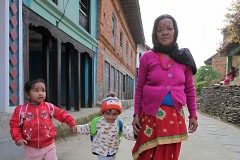 Una nonna Newari rientra a casa dalla scuola dove ha preso i suoi nipotini, Bandipur, Nepal 2018
