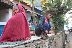Anziana donna Newari con il figlio adolescente, Bandipur, Nepal 2018