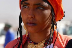 Giovane donna Peul assiste agli spettacoli durante il Festival dell'Air, Oasi di Iferouane, Deserto del Ténéré, Regione dell'Air, Niger 2020