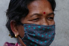 Pur non essendoci, nel 2018, alcuna emergenza legata alla Pandemia del Covid 19, molto spesso (a causa dell'alta concentrazione di polveri sottili e dell'inquinamento ai massimi livelli) gli abitanti delle più grandi città nepalesi indossavano già da allora le mascherine, ormai ben note anche da noi. Questa donna  appartenente all'etnia Sherpa la indossa nella caotica Kathmandu, Nepal 2018.