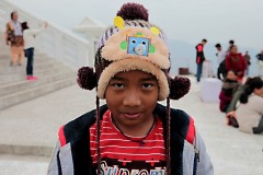 Nel piazzale antistante la scalinata che porta alla Pagoda della Pace nel Mondo, un bambino nepalese di nome Rajiv, appartenente all'etnia Tamang, mi chiede di essere ritratto ed appare divertito dalla cosa, dintorni di Pokhara, Nepal 2018.