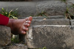 Primo piano del piede di una donna nepalese appartenente all'etnia Thakali: l'anello infilato nel dito illice del piede, appunto, simboleggia il suo stato di donna sposata, Nepal 2018.