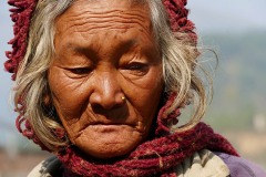 Primo piano di una anziana donna nepalese appartenente all'etnia Thakali, villaggio di Bhaireni, dintorni di Kathmandu, Nepal 2018.