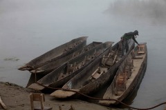 Nelle canoe, intagliate a mano da esperti artigiani partendo da un unico tronco, vengono posizionati i sedili su cui verranno fatti sedere i turisti per un tour lungo il fiume Rapti, Chitwan National Park, Nepal 2018.