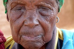 Anziana donna Venda di nome Mpho (significa "regalo"): racchiude nei suoi racconti la storia, le leggende, le credenze e le tradizioni del suo Popolo, Provincia del Limpopo, Sud Africa 2012.