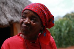 Donna Venda dalla particolare espressione dinanzi la sua capanna, Sud africa 2012