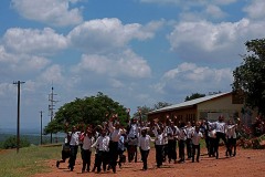 Bambini Venda mi salutano entusiasti non appena mi avvicino alla loro scuola, Sud Africa 2012