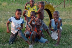 Bambini Xhosa si mettono in posa davanti al mio obiettivo con la vitalità e l'allegria che contraddistingue la loro splendida età, dintorni del villaggio Lesedi, Sud Africa 2012