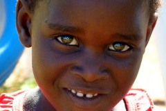 Bambina appartenente al Popolo Xhosa dallo sguardo magnetico, Villaggio Lesedi, Sud africa 2012