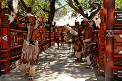 All'interno del Villaggio Zulu i guerrieri; accompagnati dal suono dei tamburi e dalle ragazzi nubili; mi accolgono tra le pareti finemente decorate da pitture murali geometriche coloratissime e da teschi di bufali; Aha Lesedi Village; Sud africa 2012