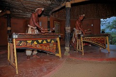 Due musicisti Zulu si cimentano alle percussioni suonando il genere musicale caro a questo Popolo ("Isigubudu"), Villaggio di Shakaland, Provincia del KwaZulu-Natal, Sud Africa 2012