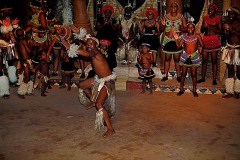 L'assolo di un ballerino Zulu che esegue la Danza tradizionale "Indlamu", Villaggio Shakaland, Provincia del KwaZulu-Natal, Sud Africa 2012