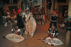 Gli Zulu venerano i leopardi come il re di tutti i predatori, solo i reali possono indossare la pelle di leopardo per attestare il loro status. Villaggio Shakaland, Provincia del KwaZulu-Natal, Sud africa 2012