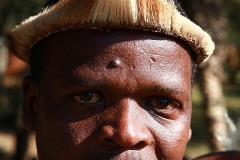"Umqhele", il copricapo a fascia dei guerrieri Zulu è ricavato dalla pelle dell'Impala; viene realizzato con un tubo di pelliccia imbottito con sterco di vacca o fibre vegetali, Villaggio Shakaland, Provincia del KwaZulu-Natal, Sud Africa 2012
