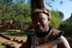 "Upaphe", sono le piume utilizzate per decorare il copricapo dei guerrieri Zulu (prevalentemente si usano quelle di struzzo), Villaggio Shakaland, Provincia del KwaZulu-Natal, sud africa 2012